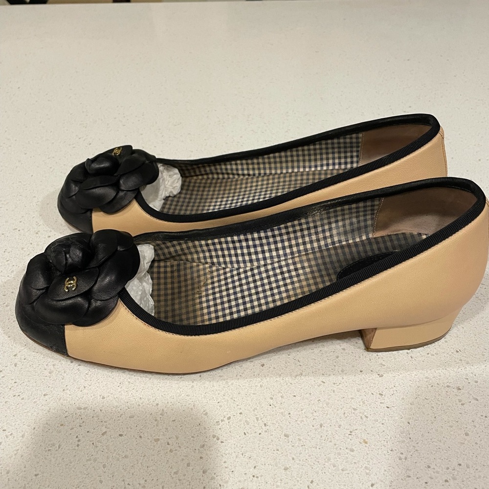 Chanel Flats, Size 39 (8 1/2), Cream and Black